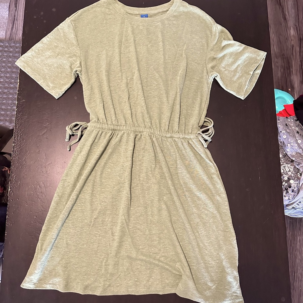 Comfortable cinched waist T-shirt dress in olive green size S
